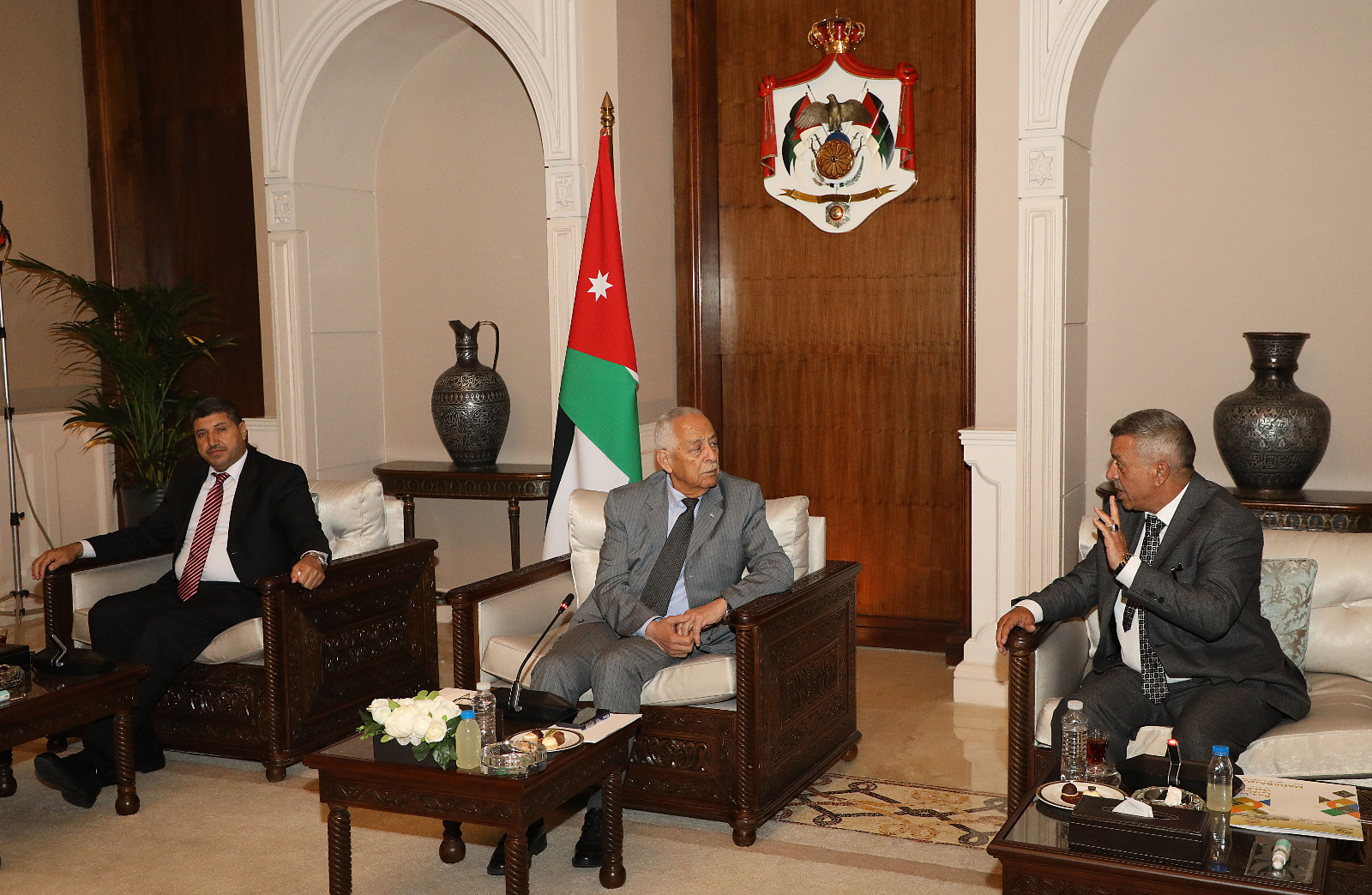 العيسوي يلتقي مجموعة من شباب وشابات لواء سحاب ووفدا من مجلس محافظة مأدبا.