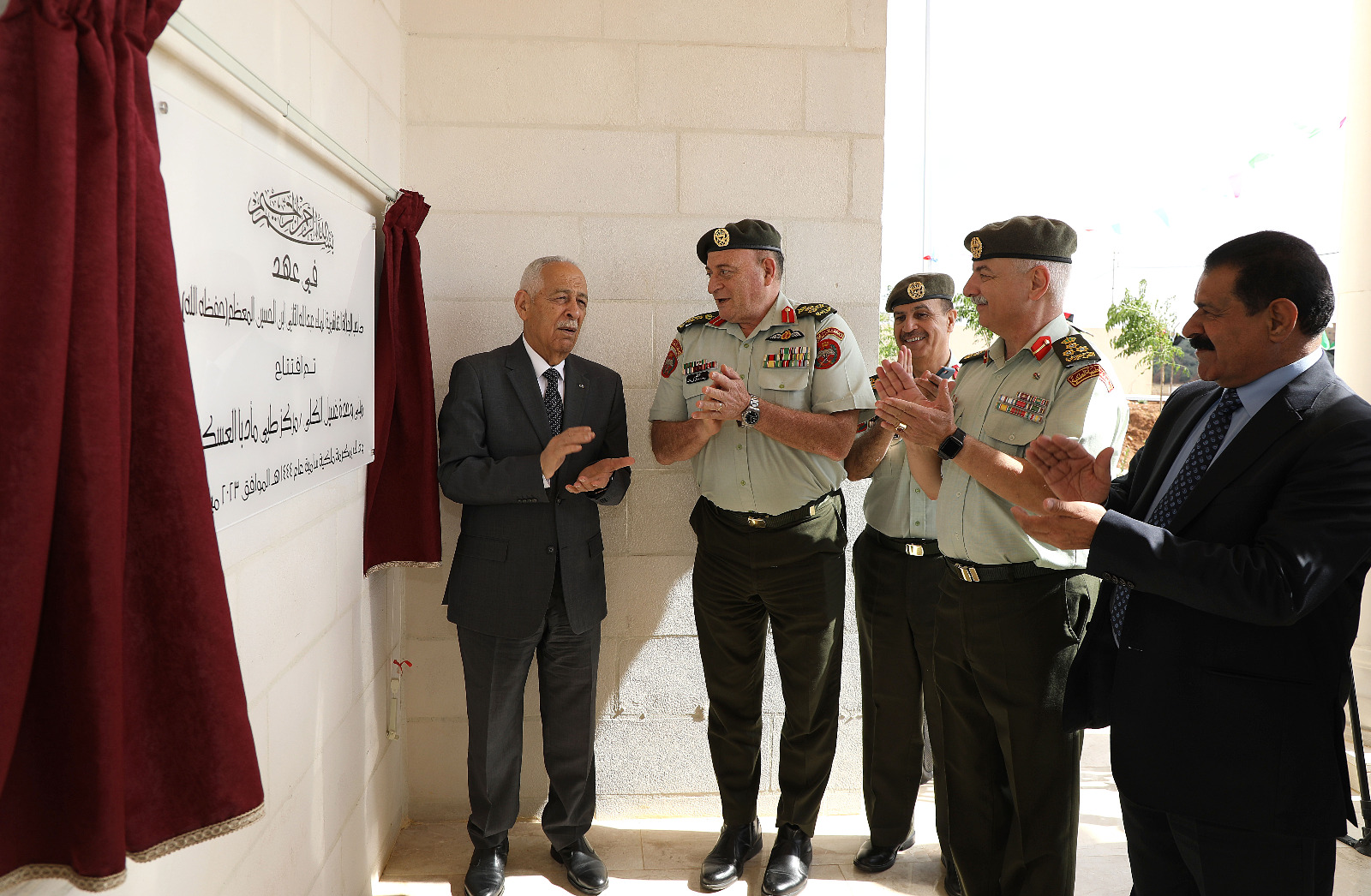 العيسوي يفتتح وحدة غسيل كلى بالمركز الطبي العسكري بمأدبا.