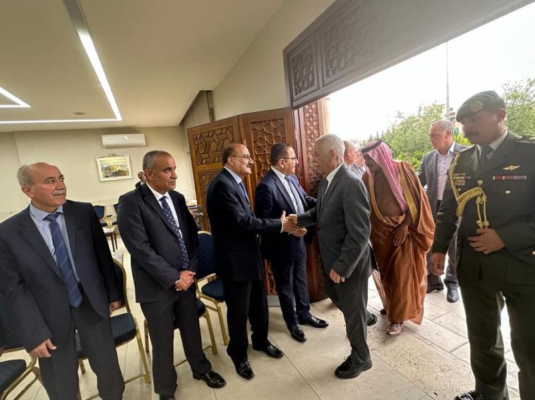 مندوبا عن الملك .. رئيس الديوان الملكي يعزي عشيرة الطراونة