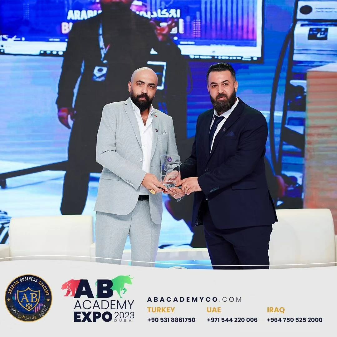 بالصور – الأكاديمة العربية للأعمال تكرم كوادرها المشاركين في ملتقى ريادة الأعمال والاستثمار في البورصات العالمية بـ دبي