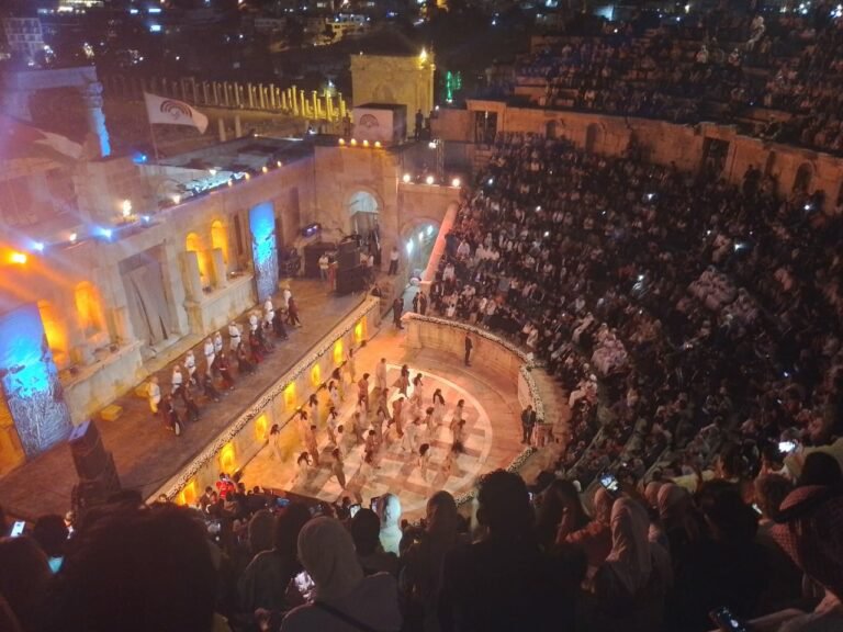 مندوبا عن الملك.. الخصاونة يفتتح مهرجان جرش 37