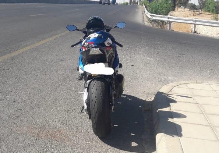 سائق دراجة نارية يدهس رقيب سير بعمان