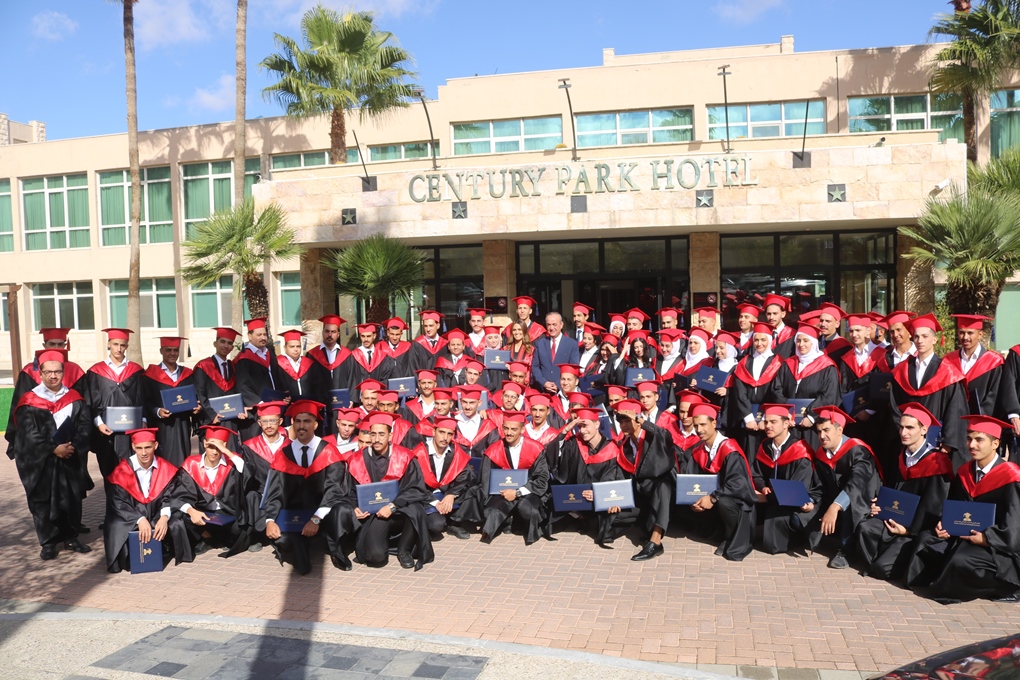العين عبد الحكيم محمود الهندي يرعى حفل تخريج كوكبة من طلبة المشروع التدريبي في القطاع الفندقي المنتهي بالتشغيل