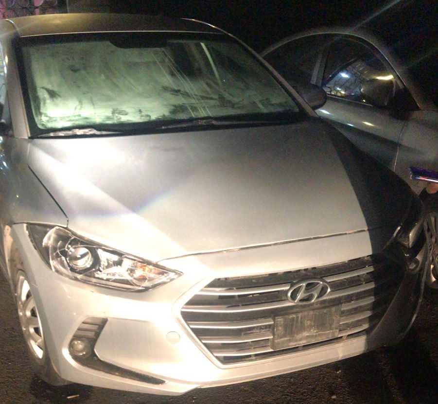 مجهول “يحطم” سيارات مكتب سياحي على طريق المطار – صور