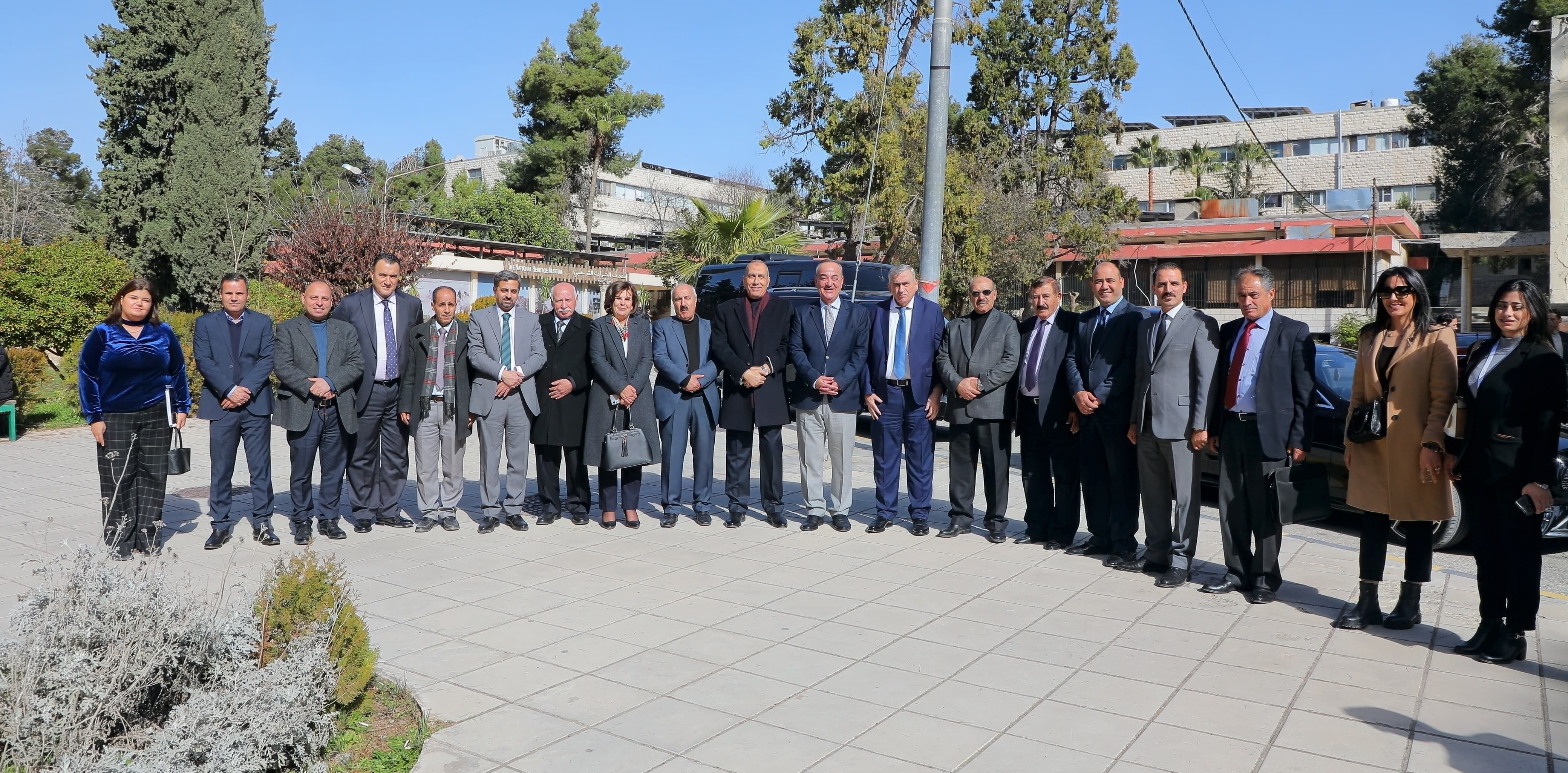 لجنة السياحة والتراث في مجلس الاعيان برئاسة العين ال الهندي، تزور كلية الاثار والسياحة في الجامعة الاردنية