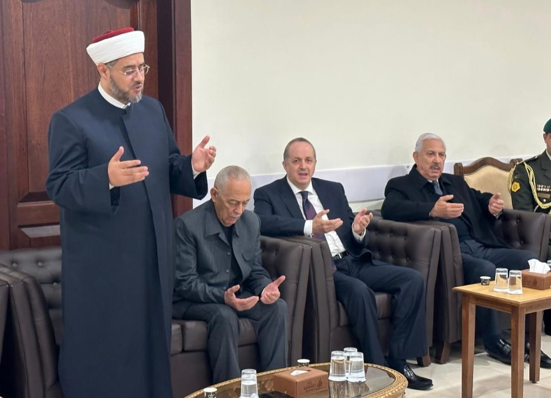 مندوبا عن الملك وولي العهد.. العيسوي يعزي آل عريقات.