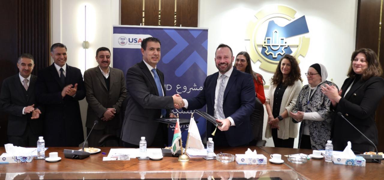 صناعة الأردن” و”مشروع مكانتي” يوقعان اتفاقية لتعزيز فرص توظيف النساء في القطاع الصناعي