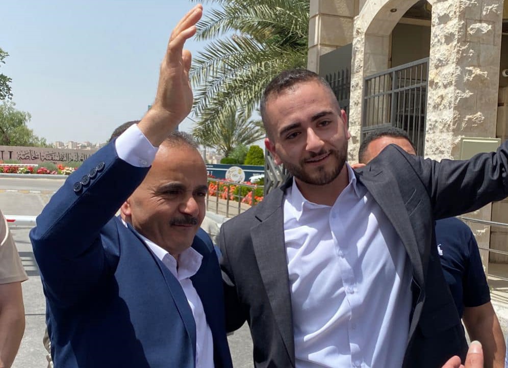 فراس العقرباوي يهنيء نجله ” يزن ” بمناسبة مناقشة مشروع تخرجه من جامعةالعلوم التطبيقية الخاصة