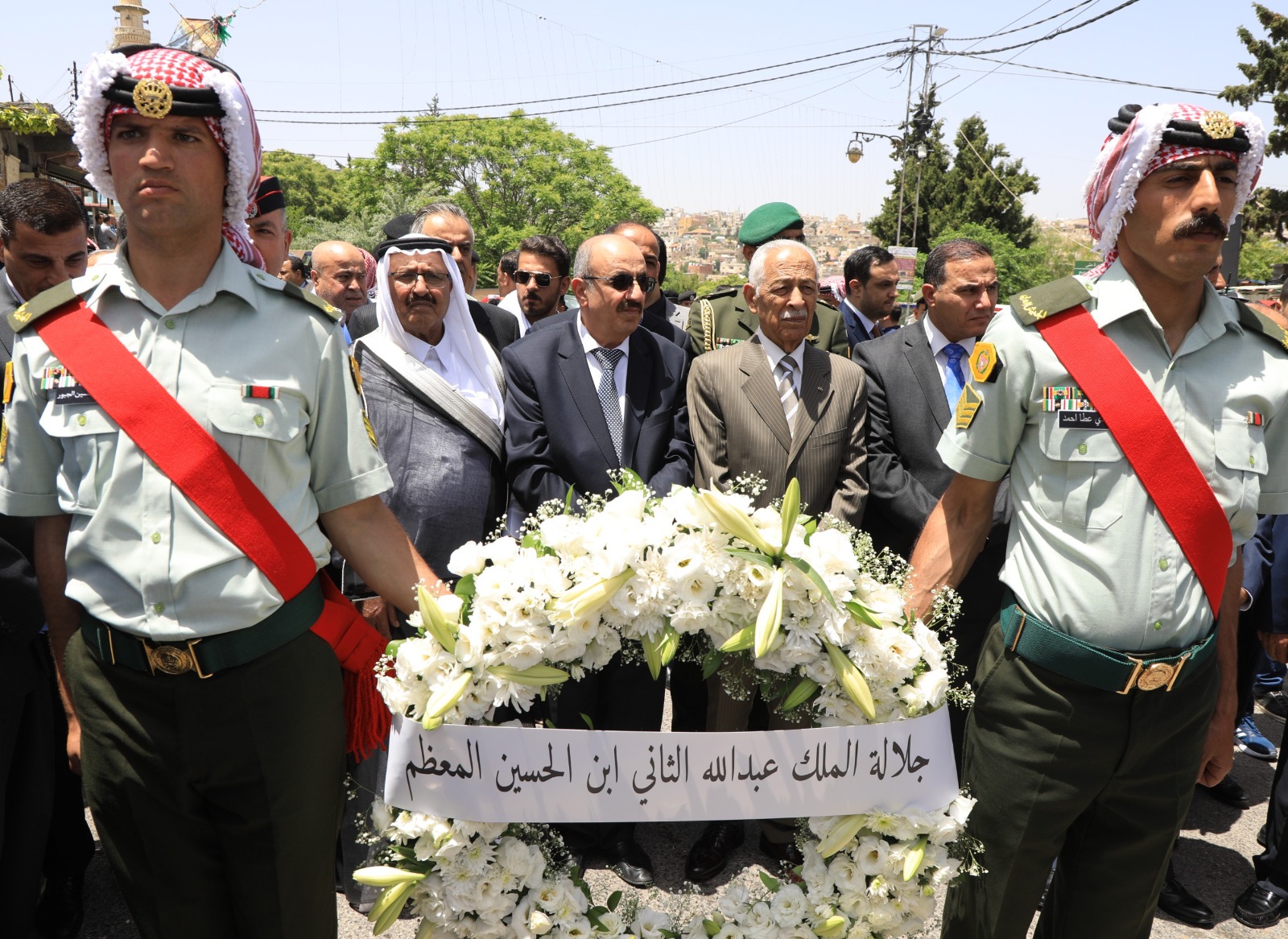 مندوبا عن الملك وولي العهد…العيسوي يشارك في تشييع جثمان نذير رشيد