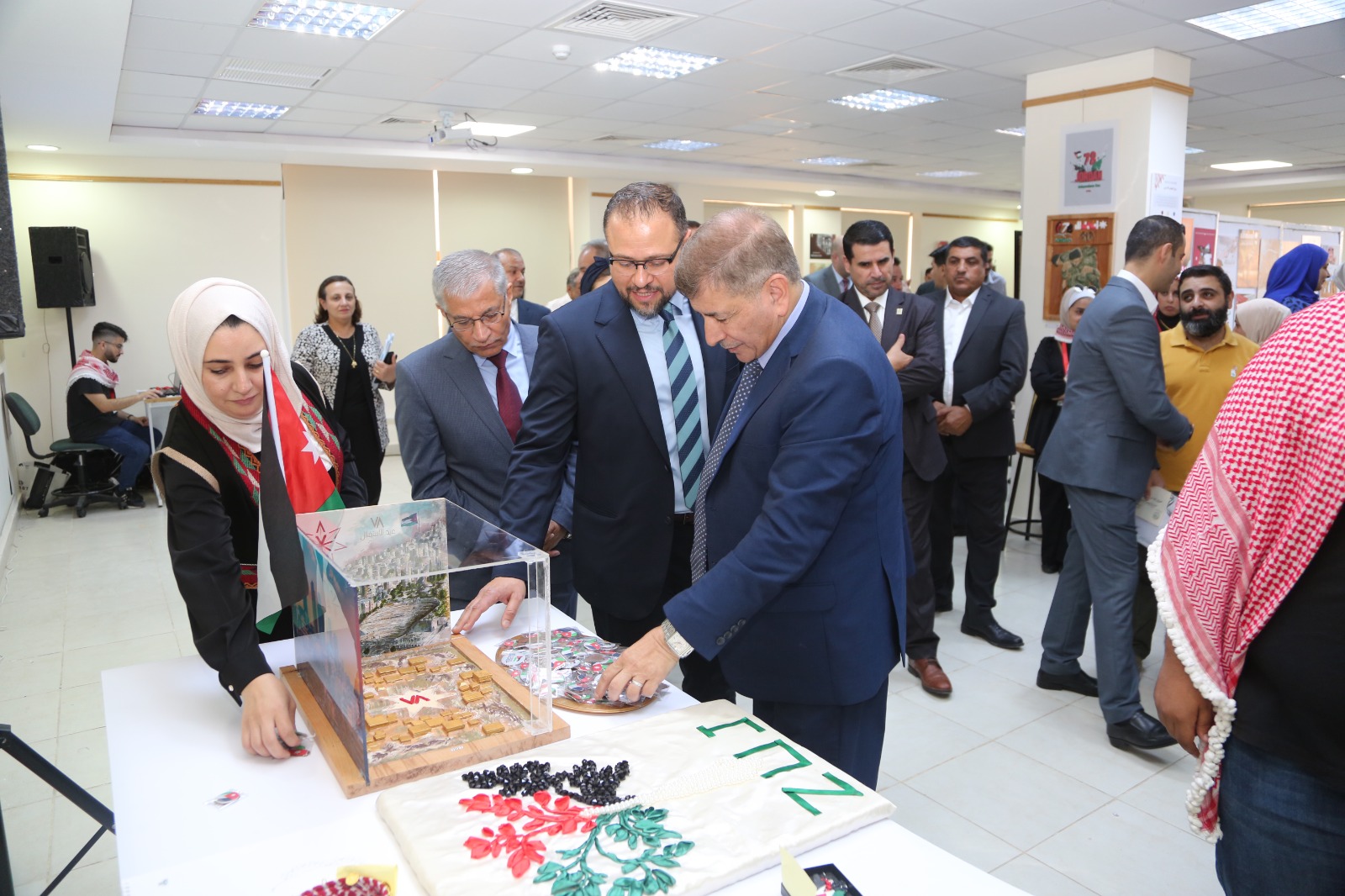 المجالي يفتتح معرض فني بمناسبة عيد الاستقلال في جامعة الزيتونة