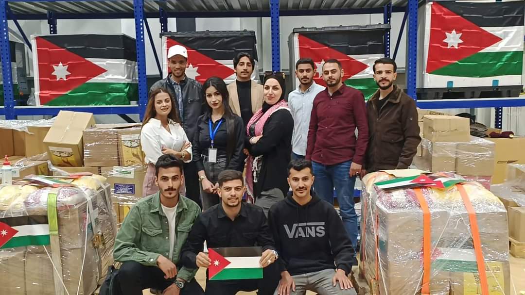 رئيس وأعضاء “فريق فرسان التغيير” يساندون القوات المسلحة الأردنية في تجهيز وتغليف الطرود وإيصالها إلى غزة