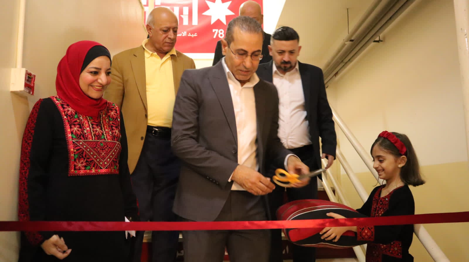هزاع البراري يفتتح فعاليات معرض الوسائل التعليمية في مدارس الحكمة الثانوية بمناسبة اليوبيل الفضي وعيد الاستقلال
