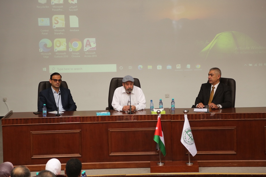 ورشة عمل تدريبية في جامعة الزيتونة حول الاستخدام الأمثل لقواعد البيانات ومصادر التعلم المفتوحة.