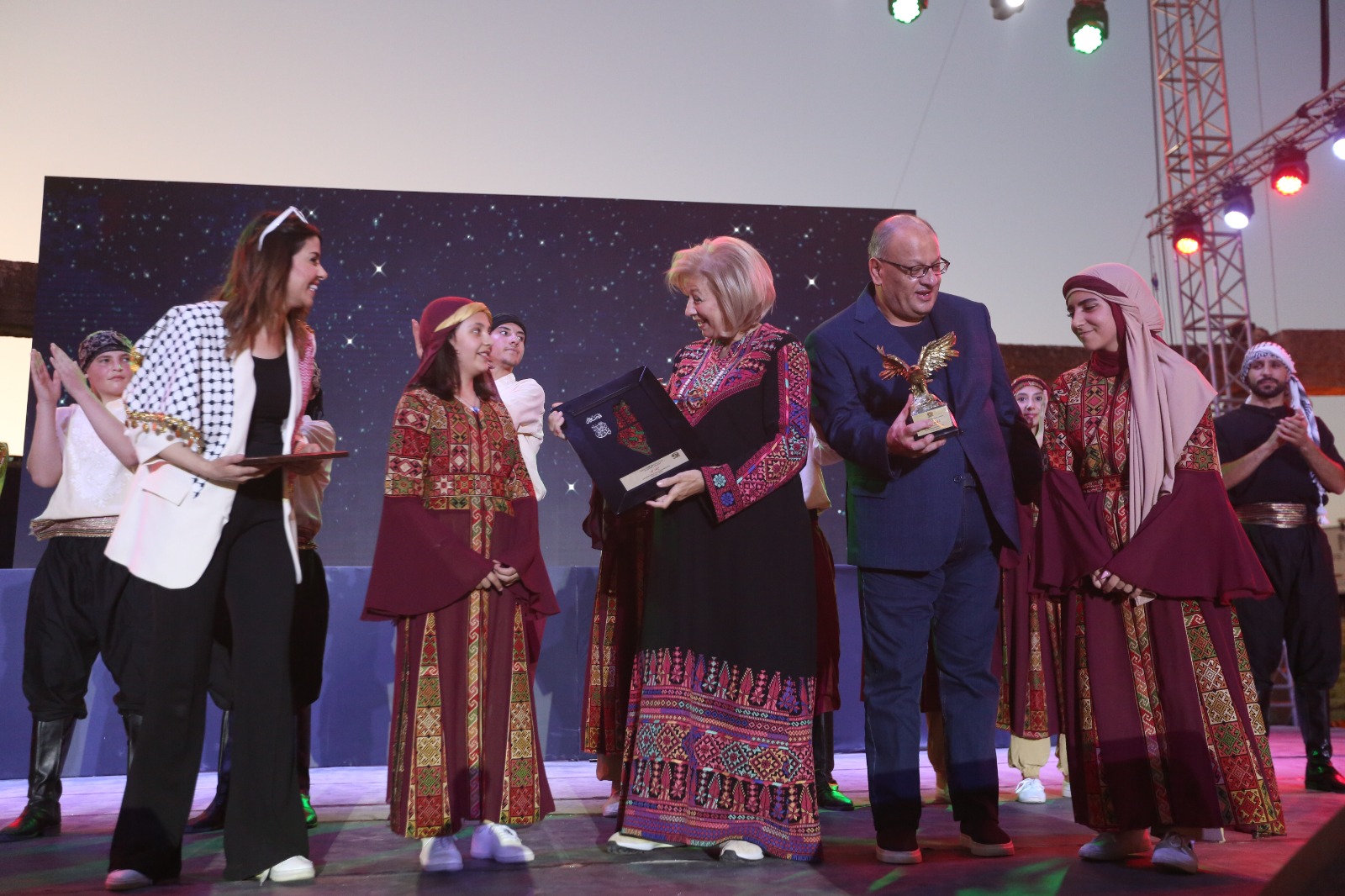 فرقة “أوف ستيج” الاستعراضية تسطر ليلة تراثية فلسطينية في أمسية جرشية