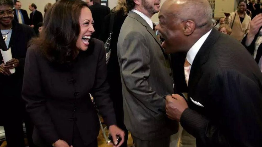 اغلاق احد شوارع نيويورك بسبب وجود كامالا هاريس المرشحه للرئاسه الامريكيه في احد المباني التي اعتادت ان تلعب البولينغ فيها