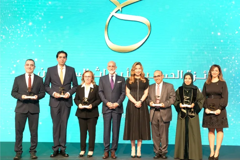 اللواء المتقاعد سالم اربيحات وعائلته يهنئون الدكتور محمد ابو فرج بمناسبة حصوله على جائزة الحسين لأبحاث السرطان