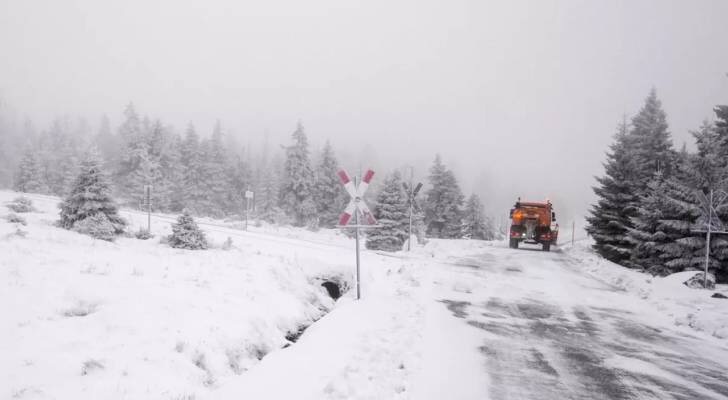 عاصفة ثلجية تتسبب بانقطاع التيار الكهربائي عن آلاف المنازل في فنلندا