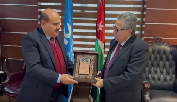 بالفيديو : كلية الخوارزمي التقنية الجامعية تمنح رئيس ملتقى النشامى الدكتور المهندس أيمن الرفاعي وسام التميز