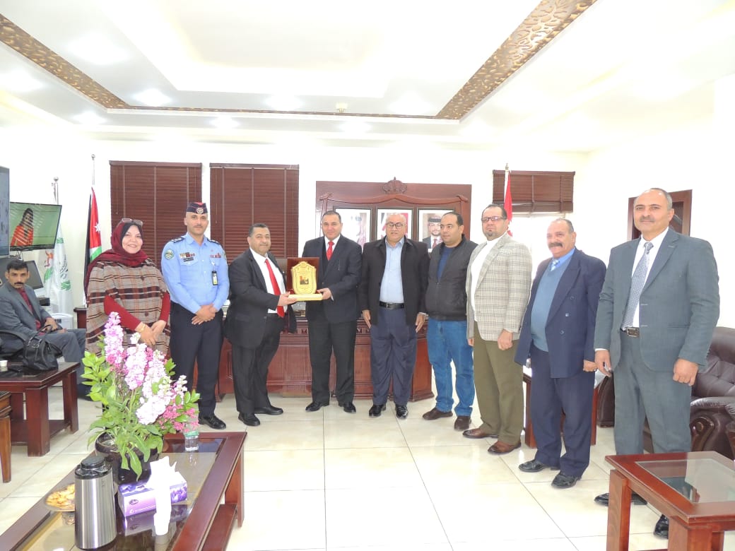 اعضاء مجلس محلي مركز امن الغويرية وخلال لقاء محافظ الزرقاء يرفعون برقية تهنئة لجلالة الملك بمناسبة ميلاده الميمون