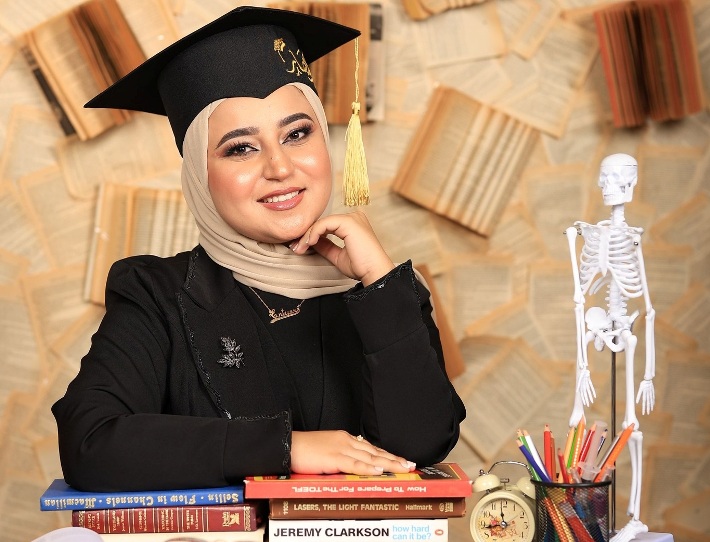 المتابع الاخباري عكاظ يهنيء الصديق زيد سويدان بمناسبة تخرج ابنته من كلية الصيدلة بجامعة الزيتونة