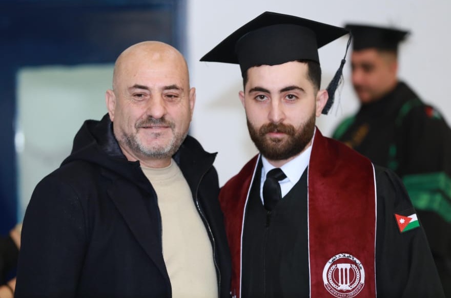 عكاظ الاخبارية تهنيء الفنان نايف الزايد بتخرج نجله زيد من جامعة فيلادلفيا – صور