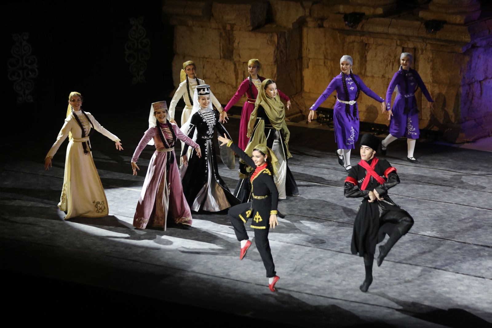 فرقة ” نادي الجيل ” تقدم فلكلور وتراث الشركس على المسرح الجنوبي