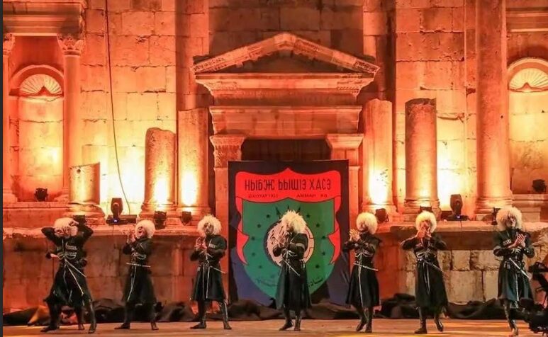 فرقة “نادي الجيل” تقدم فلكلور وتراث الشركس على المسرح الجنوبي