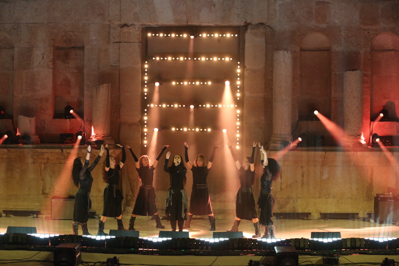 زين سجدي قدمت مزيجا من الراب والجاز والموسيقى العربية وبيج سام يتألق على المسرح الشمالي