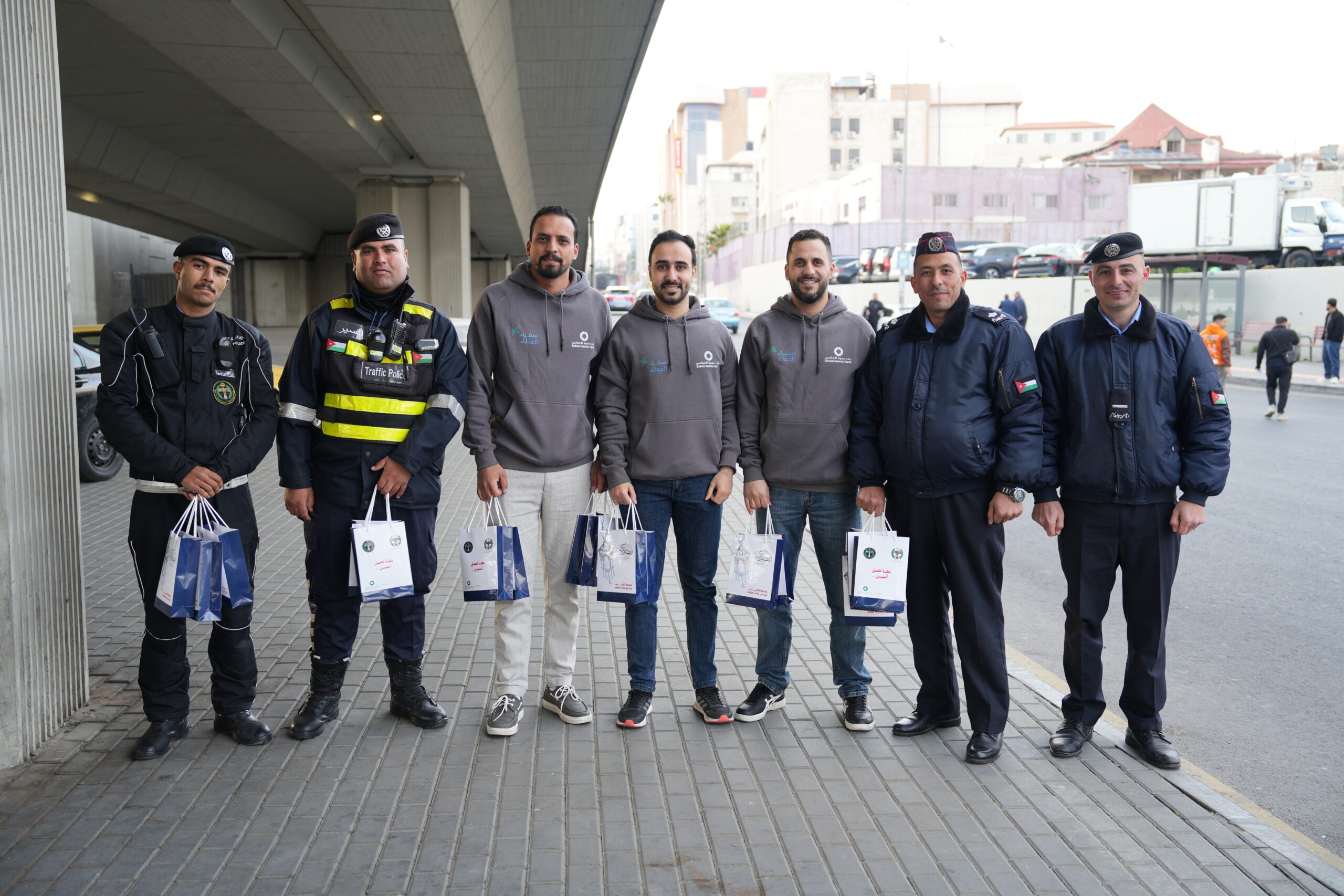 بنك صفوة الإسلامي يوزع التمر والماء على الصائمين بالتعاون مع إدارة السير المركزية